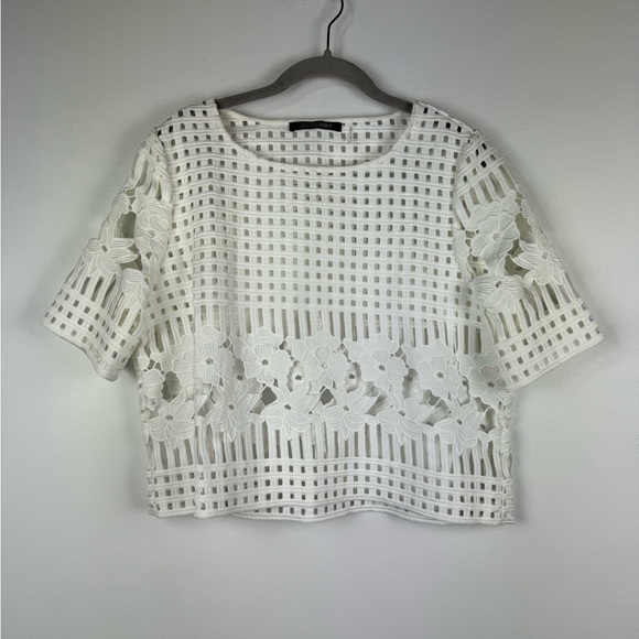 Dolce Cabo Tops - Dolce Cabo Short Sleeve Lace Lattice Top, White, Size Medium